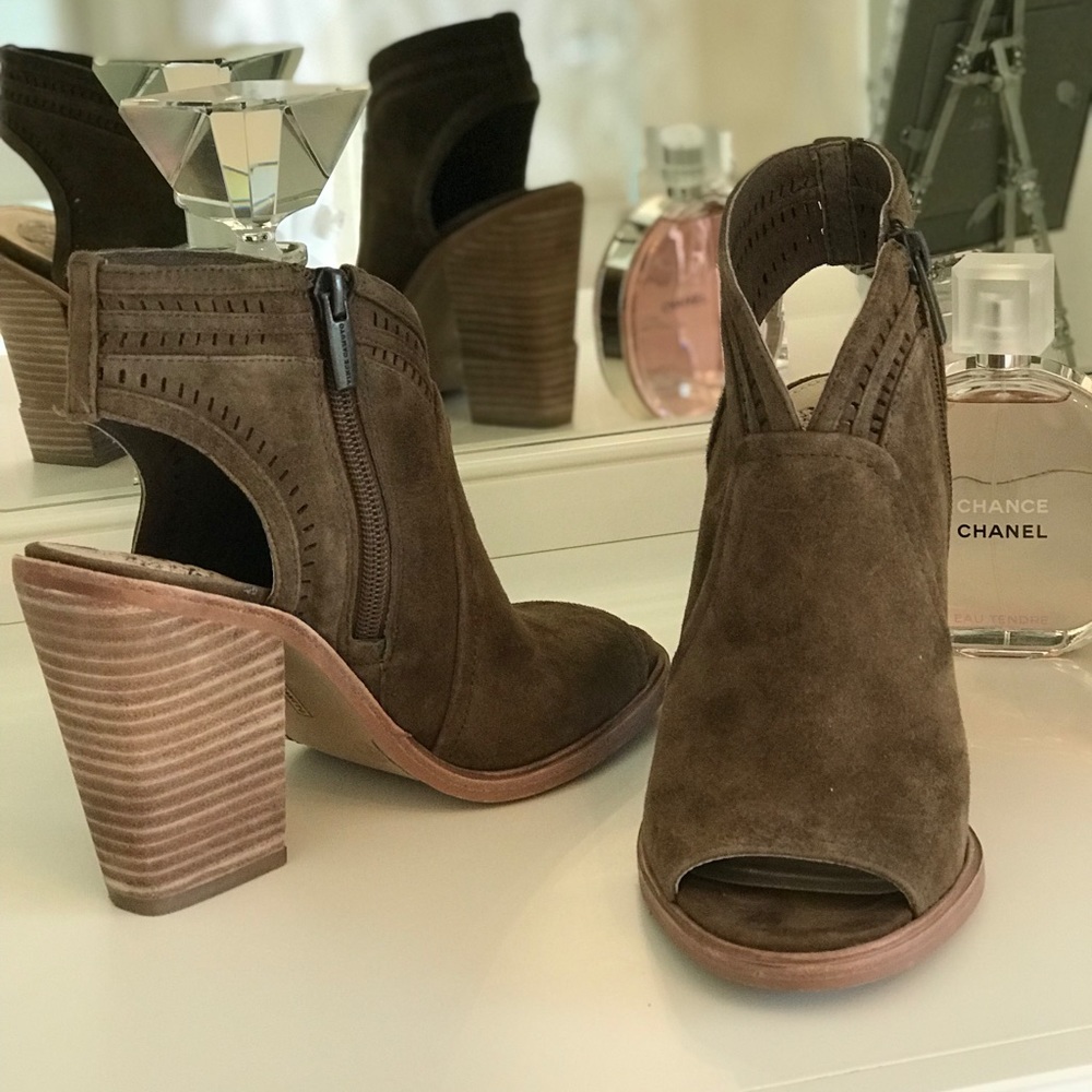 Never been worn Vince Camuto shoes